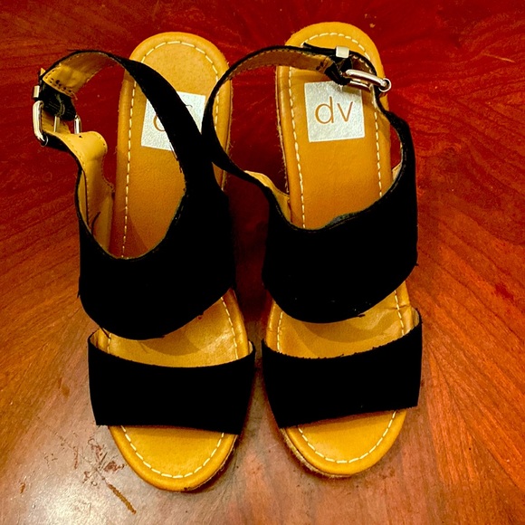 🦊 DV black wedge. Dress up any outfit. - Picture 2 of 6